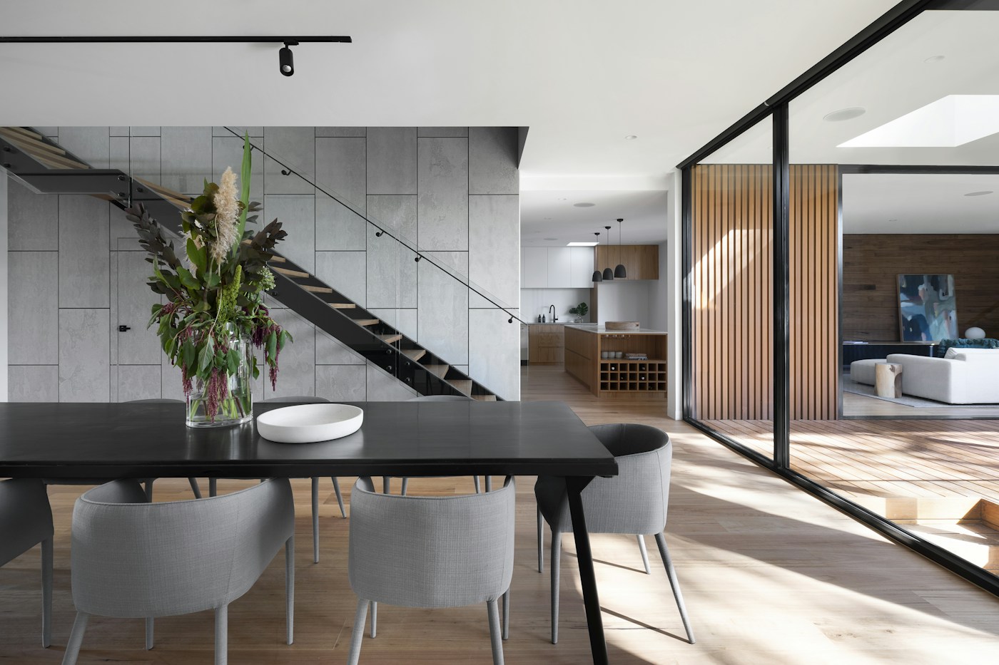 Offener Essbereich mit moderner Treppe